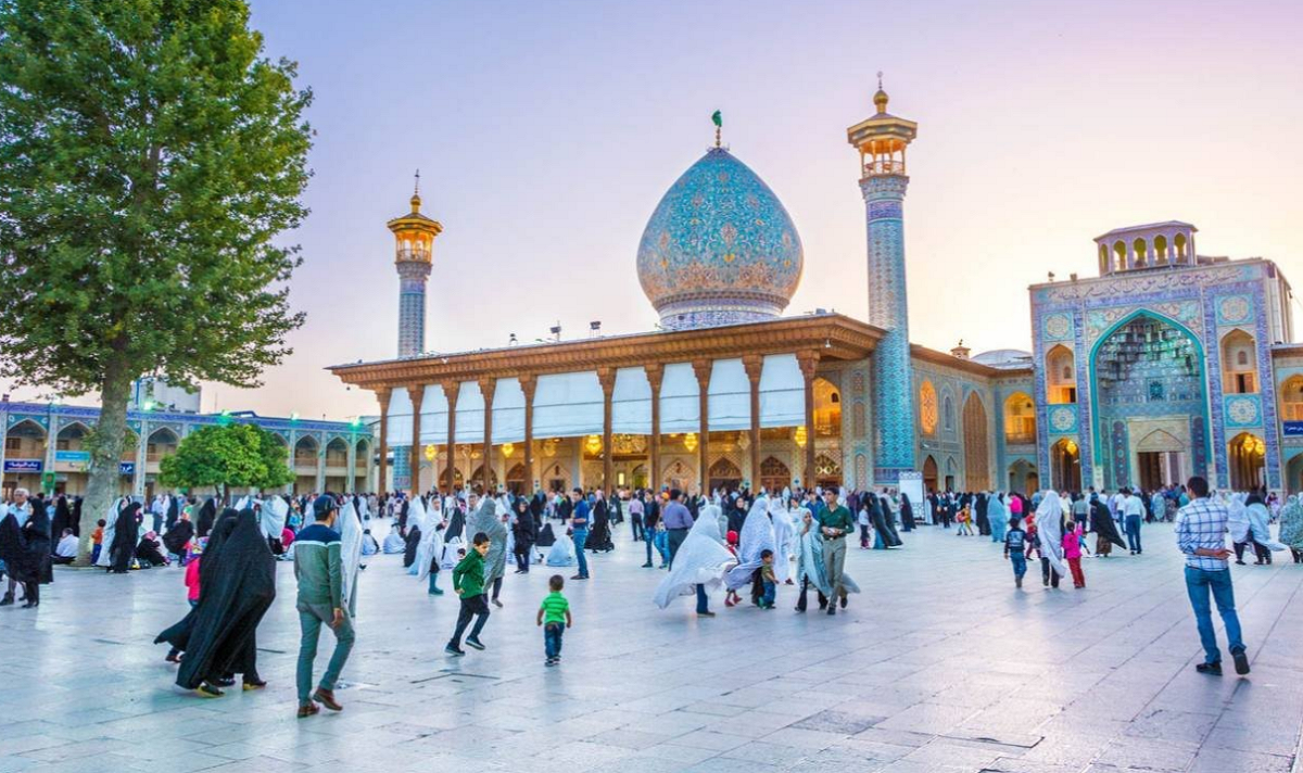 希拉茲（Shiraz）的什葉派（Shiite）聖地「燈王之墓」清真寺（Shah Cheragh）。(示意圖) 圖: 翻攝自 @Soureh_design2 推特