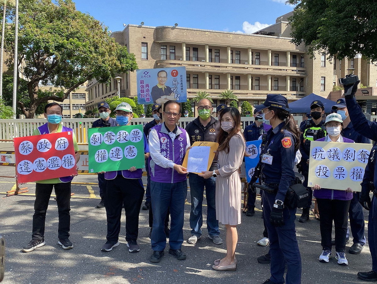 台灣維新黨台北市長候選人蘇煥智今（27）日前往行政院，針對確診者投票日當天無法行使投票權一事表達嚴正抗議。 圖：台灣維新提供