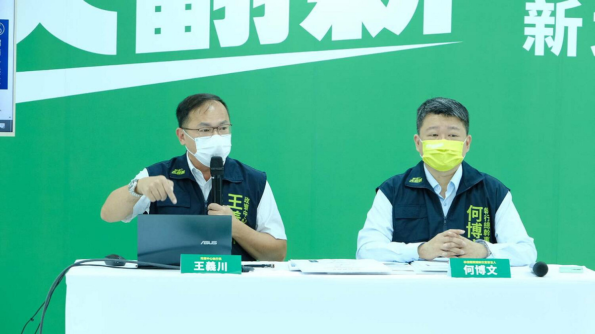 王義川接續也在現場實際操作介紹該網頁內容表示，侯市長宣傳影片夾雜中、英文開頭，內容卻是以日文為主，讓人不清楚「到底是要給誰看」？ 圖：林競辦提供