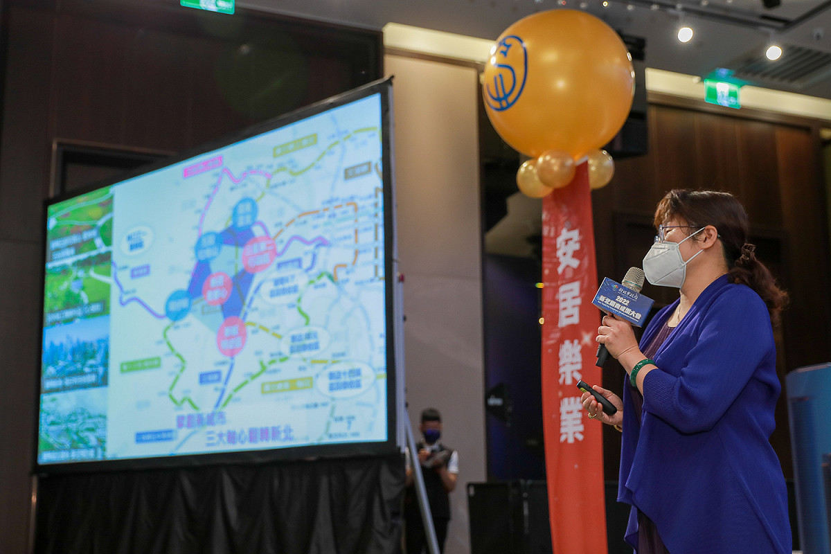 何怡明以「新北蛻變 經濟實現」進行專題演講，說明新北市產業推動政策與成果。 圖：新北市經發局提供