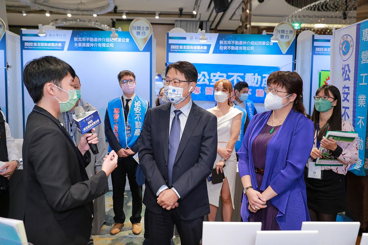 陳純敬（左二）及何怡明（右一）巡攤，與新北市業者互動。 圖：新北市經發局提供