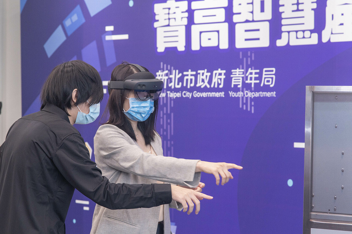 錢念群體驗「XR智慧遠端教育訓練系統」，感受科技輔助企業進行專業技能培訓科技感。 圖：新北市青年局提供
