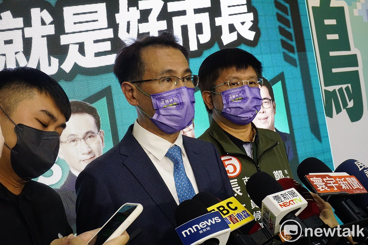 鄭運鵬說明，專利申請的文件格式是依照國際專利組織規範，必須改成中國要的樣子。 圖：林昀真／攝