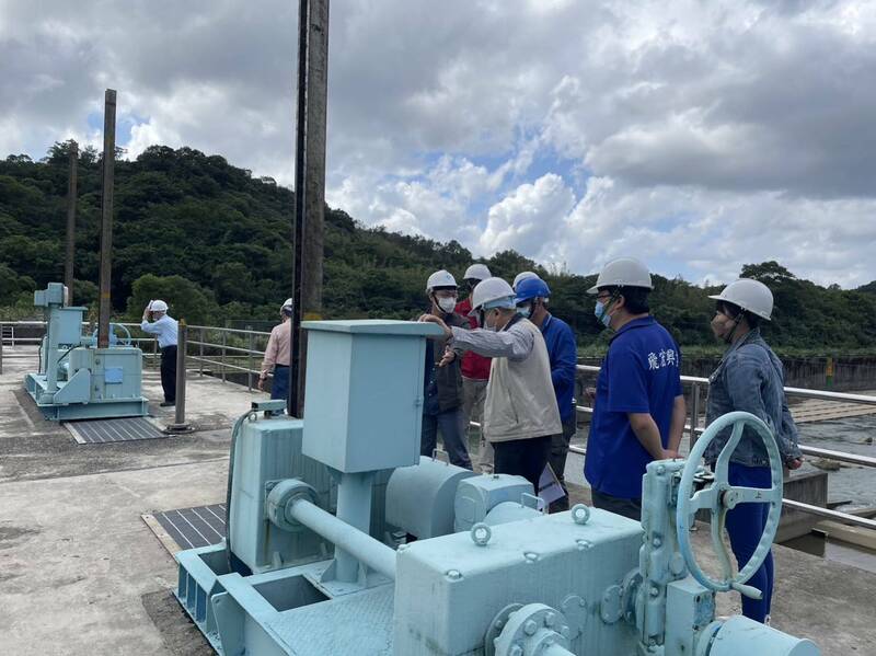 十河局於員山子分洪進行設備檢查。 圖：第十河川局／提供