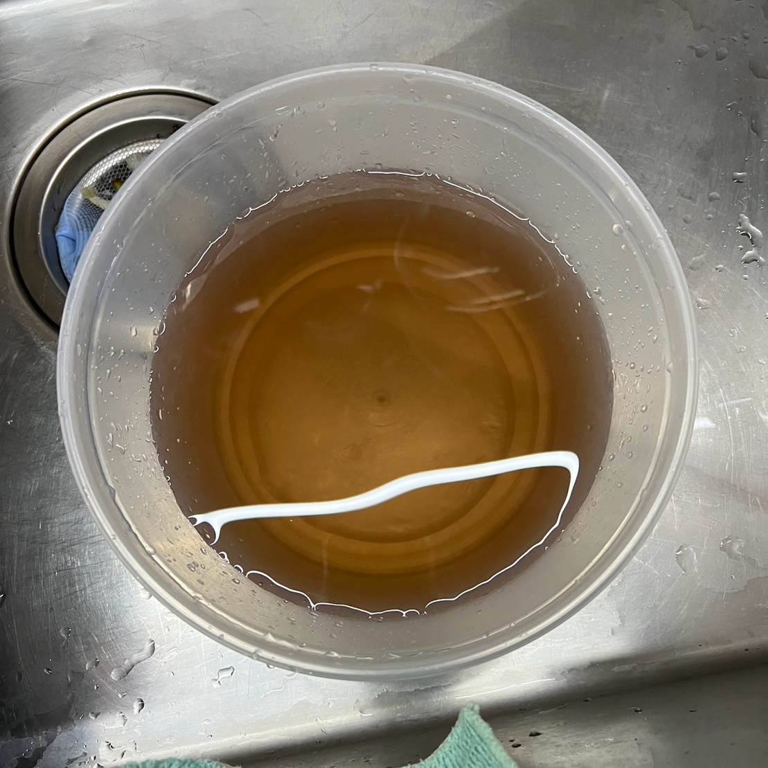 醫師蔡依橙鄰居家裡的自來水呈現泛土色狀態，並表示自己也遇過這情況。 圖:蔡依橙臉書