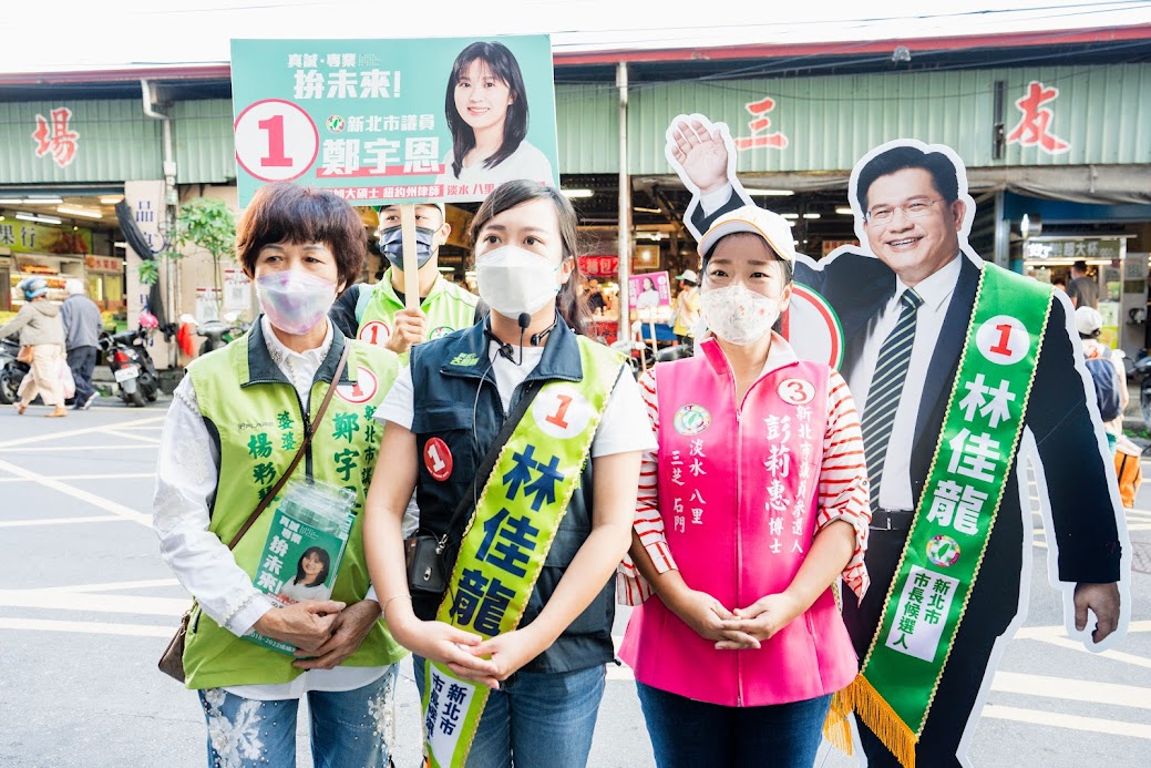 林佳龍原訂於今(27)日下午到淡水水碓三友黃昏市場掃街，但因昨(26)天深夜確診，改由戰區指揮官呂孫綾擔任他的第一號分身，帶著林佳龍的一比一人形立牌，為他代打掃街。 圖：林競辦/提供