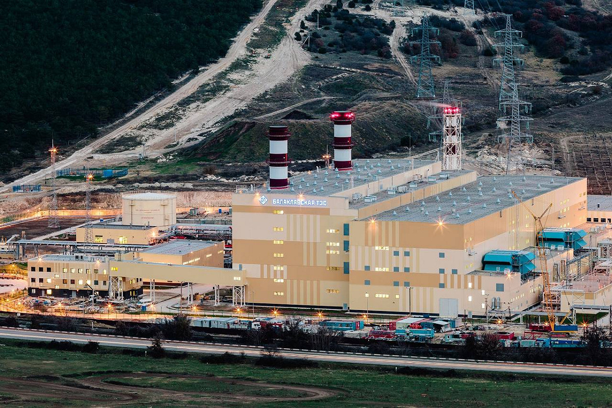 位於克里米亞的巴拉克拉瓦 ( Balaklava ) 發電廠遭無人機襲擊。 圖：翻攝自推特