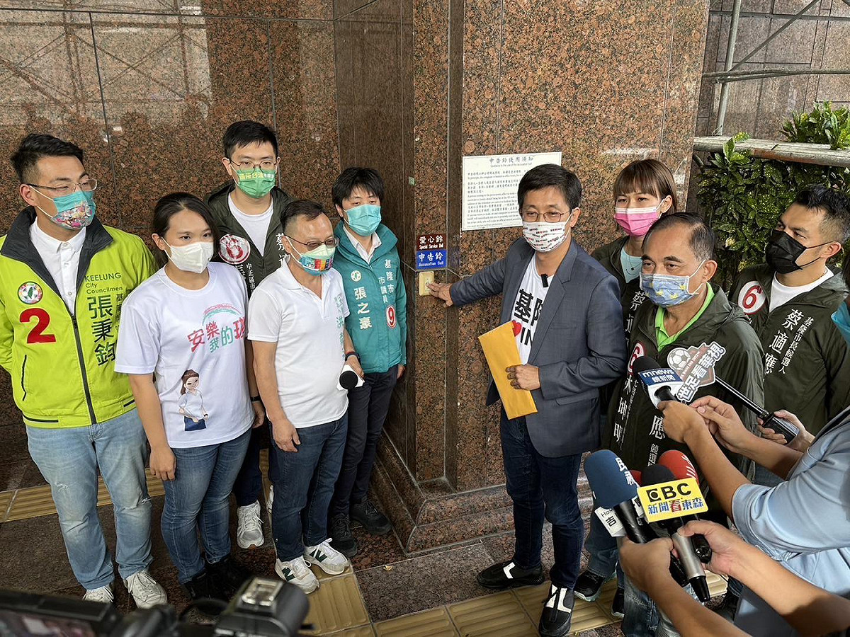 蔡適應今天具狀向基隆地檢署提告謝國樑違反選罷法「意圖使人不當選」。 圖：取自蔡適應臉書