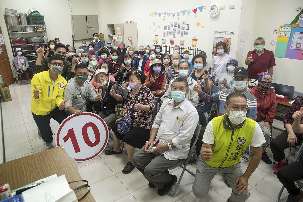 選戰倒數30天，新北市議員候選人張志豪今（27）日上午邀請民進黨青年部主任蔡沐霖出席「中和豪政問政說明會」 圖：張志豪辦公室提供