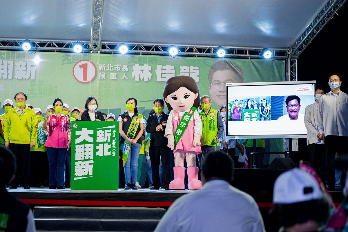 蔡英文上台致詞時，特別轉頭和大螢幕上的林佳龍打招呼問候。 圖：林競辦提供