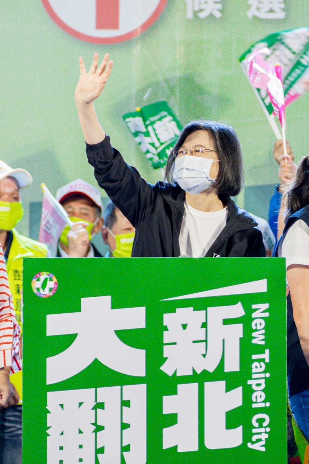 蔡英文請鄉親支持18歲公民權修憲複決，在11月26日投票日當天，「1號林佳龍一票、18歲公民權一票、民進黨議員一票」，讓中央地方一條心、新北一定大翻新。 圖：林佳龍競辦提供