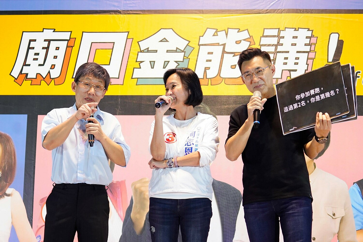 柯志恩(中)十月廟口開講最終場，江啟臣(右)與柯P分身來加持。 圖：柯志恩競辦提供