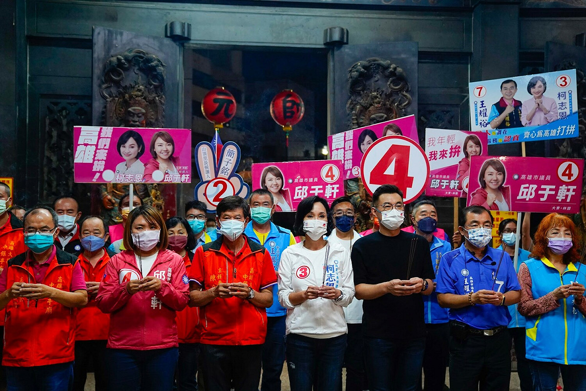 柯志恩(中)到大寮中保亭參香。 圖：柯志恩競辦提供