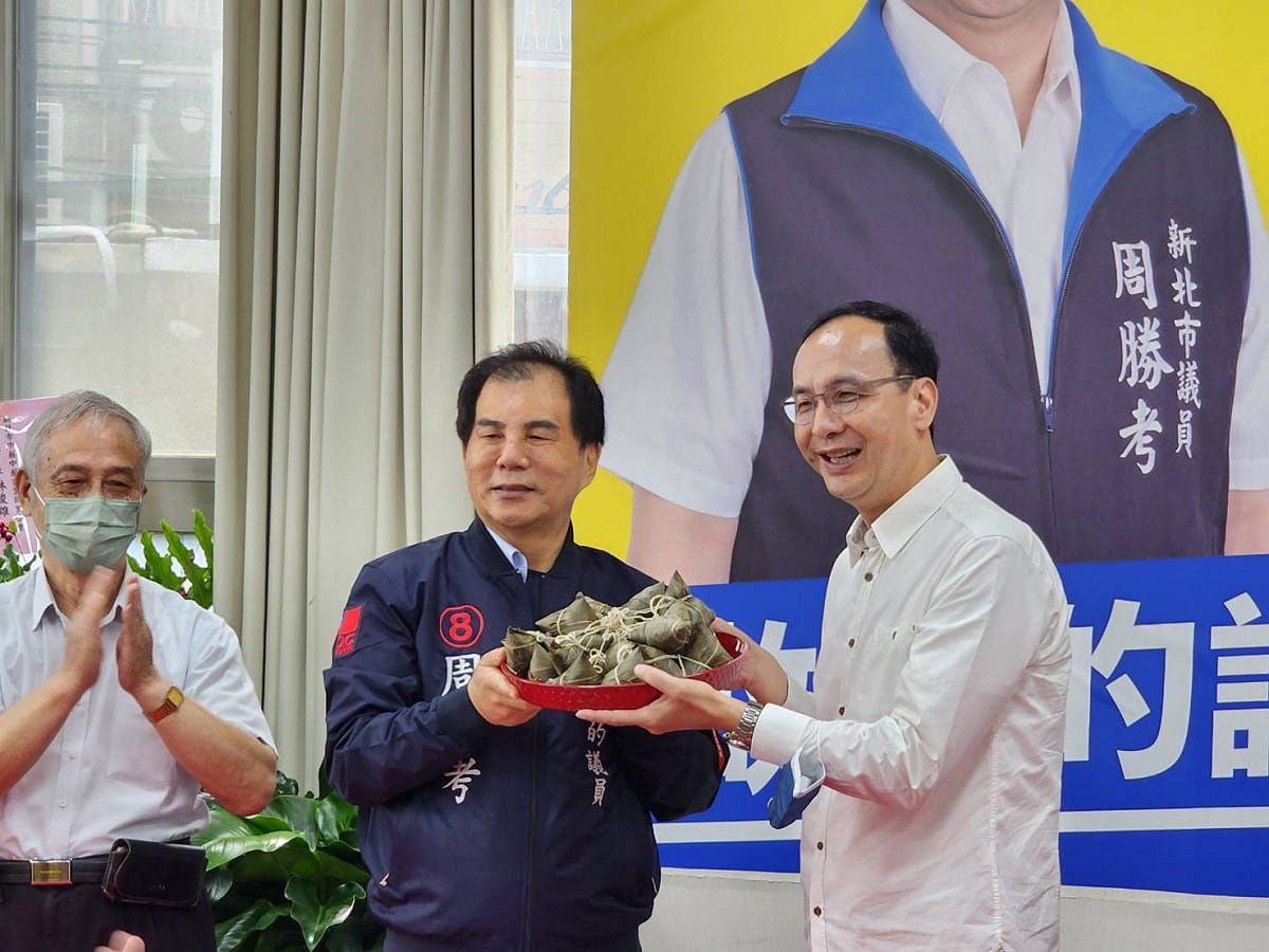 國民黨主席朱立倫今(27)日上午來到新北市議員周勝考位於板橋新埔捷運站旁的競選總部，為現任議員周勝考和在場的板橋區里長們加油打氣 圖：周勝考辦公室提供