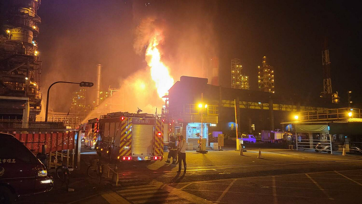 高雄市小港區中林路上的中油大林煉油廠27日驚傳爆炸，火勢相當猛烈。 圖：民眾提供