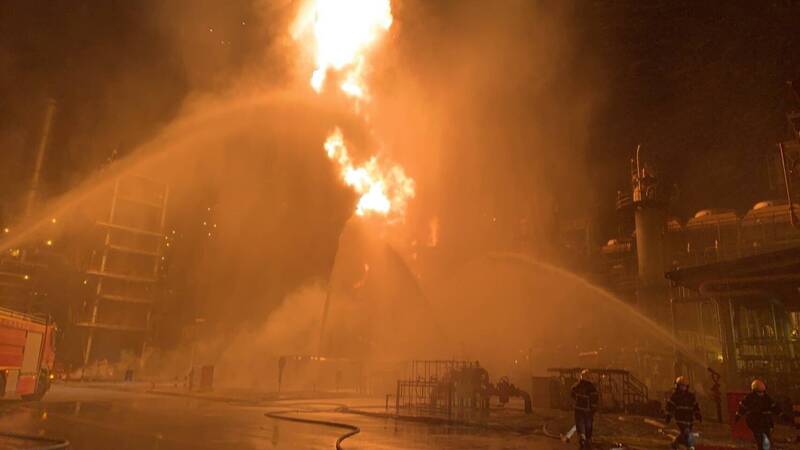 高雄中油大林煉油廠27日深夜發生氣爆火警，第三重油脱硫工場高溫區起火燃燒，火勢十分猛烈。 圖：高雄市政府提供