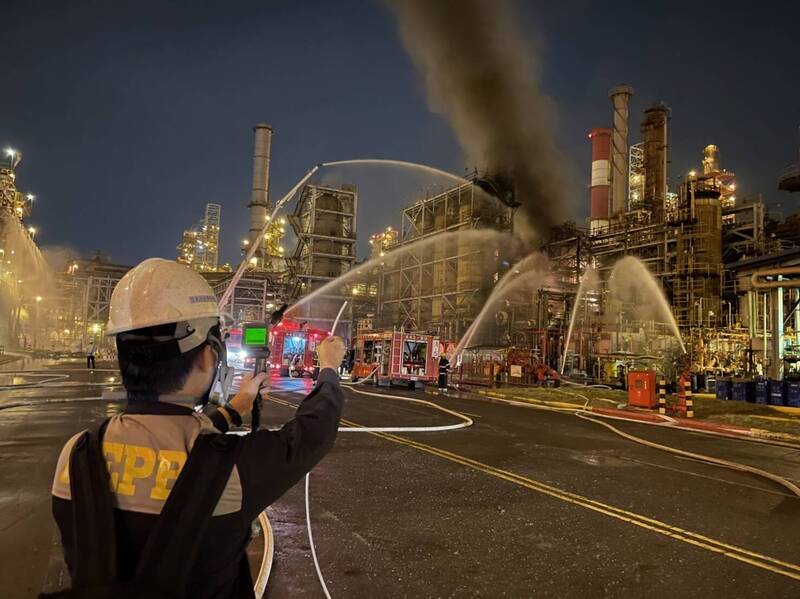 環保局人員持續在現場、下風處監測空氣品質。 圖：高雄市政府提供