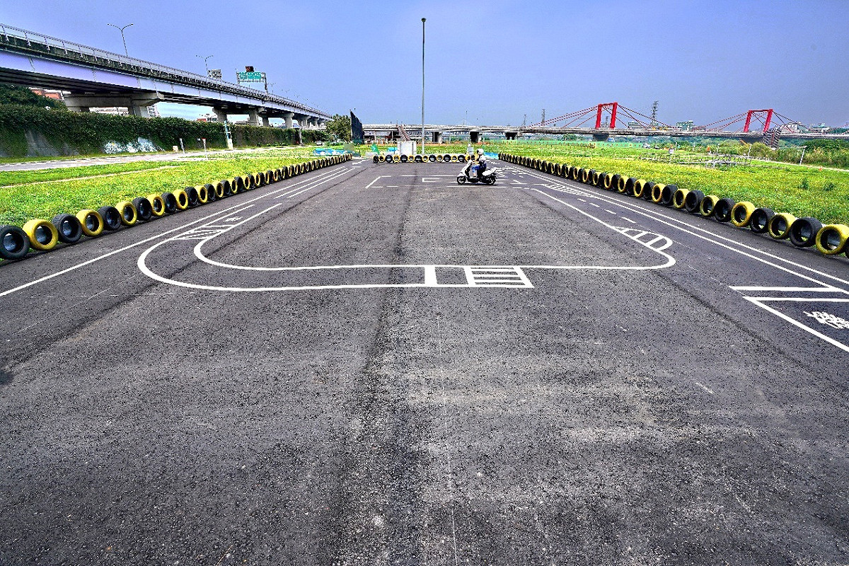 板橋光復機車練習場提供符合實際路考標準的機車練習場地。 圖：新北市高灘處提供