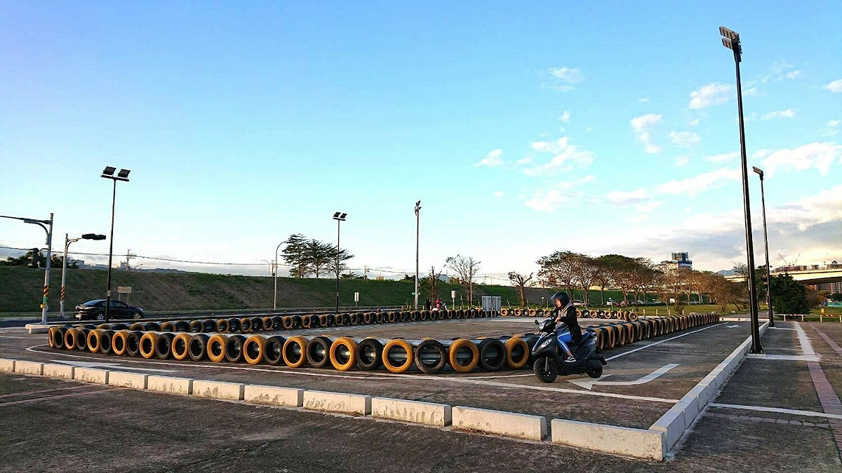 新莊西盛機車練習場，準騎士們應依序輪流練習，並遵循場內標線指示方向騎乘，切勿逆向行駛，注意安全。 圖：新北市高灘處提供