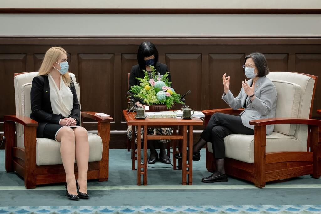 烏克蘭國會友台小組議員盧狄克（左）27日見蔡英文（右），感謝台灣挺身而出制裁俄羅斯。 圖：總統府提供
