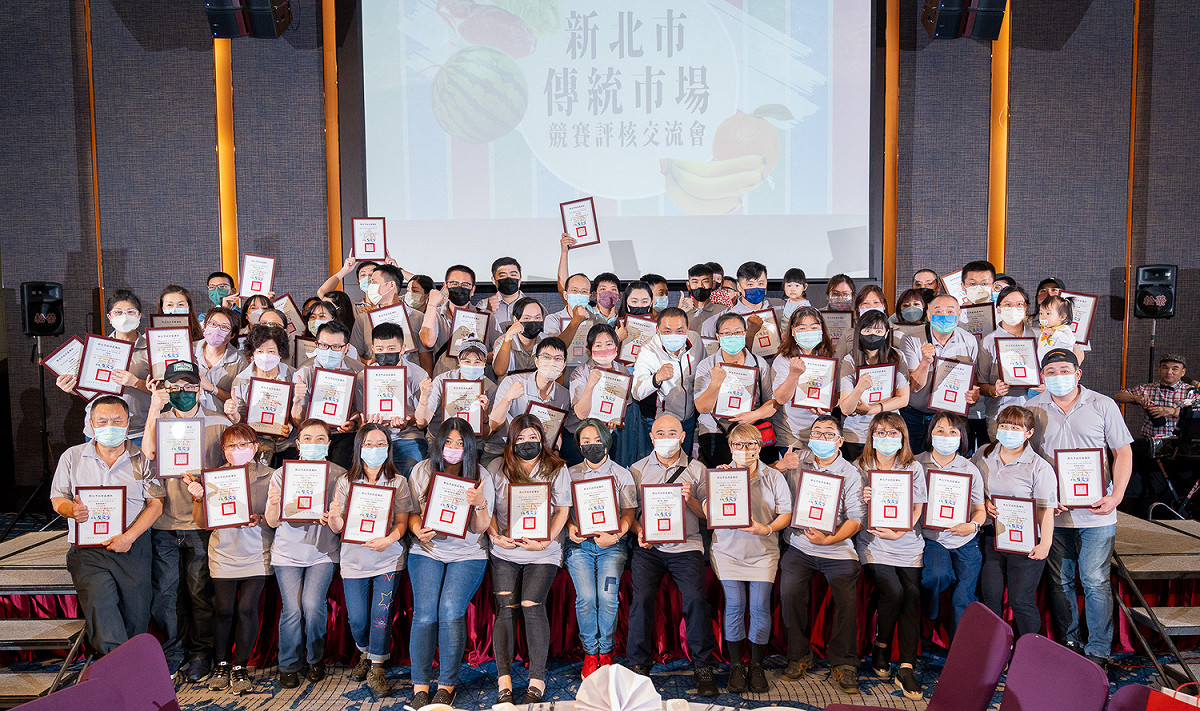 2022菜市金馬獎成果出爐，新北6座市場獲五星市集殊榮，五股市場更為第一年參與評鑑就榮獲五星最高榮譽。 圖：新北市市場處提供