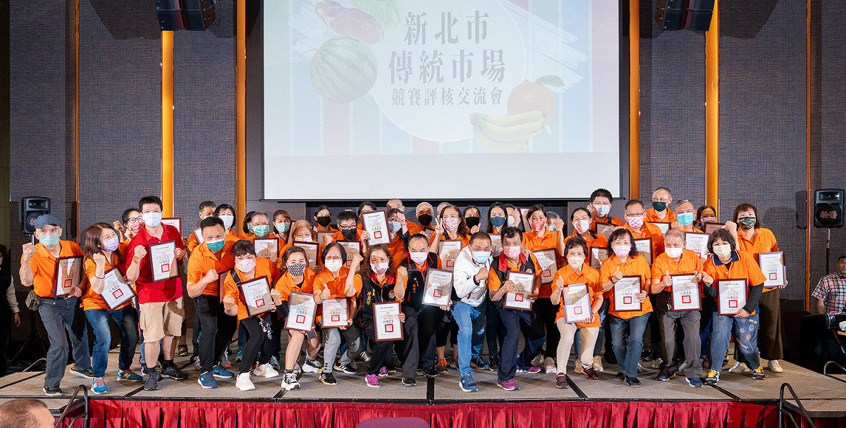 新北市於經濟部「2022台灣五星級～優良市集暨樂活名攤評核計畫」中，除6座市場獲5星優良市集外，4星及5星樂活名攤更達67攤，為全國最多。（圖為榮獲五星市集的泰山公有零售市場） 圖：新北市市場處提供