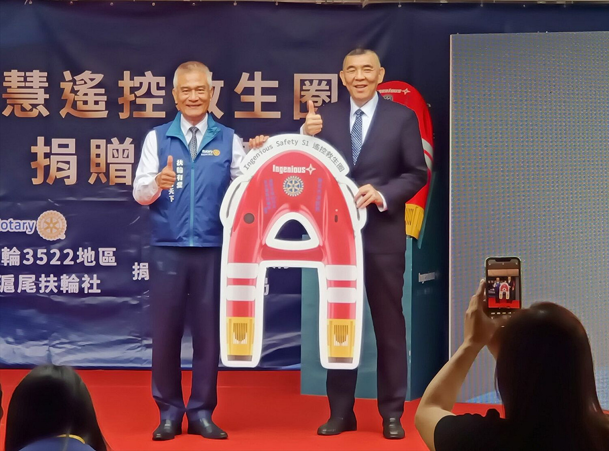 台北滬尾扶輪社捐贈電動遙控救生圈3台予新北市消防局第三救災救護大隊滬尾、竹圍及三芝分隊。 圖：新北市消防局提供