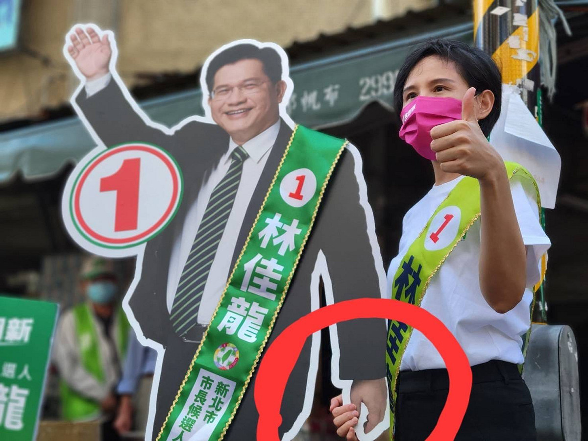 民進黨新北市長候選人林佳龍確診隔離，前文化部長鄭麗君今早代替林佳龍到新莊裕民市場掃街，她牽著林佳龍的人形立牌，呼籲鄉親給他一個服務機會。 圖：林競辦提供