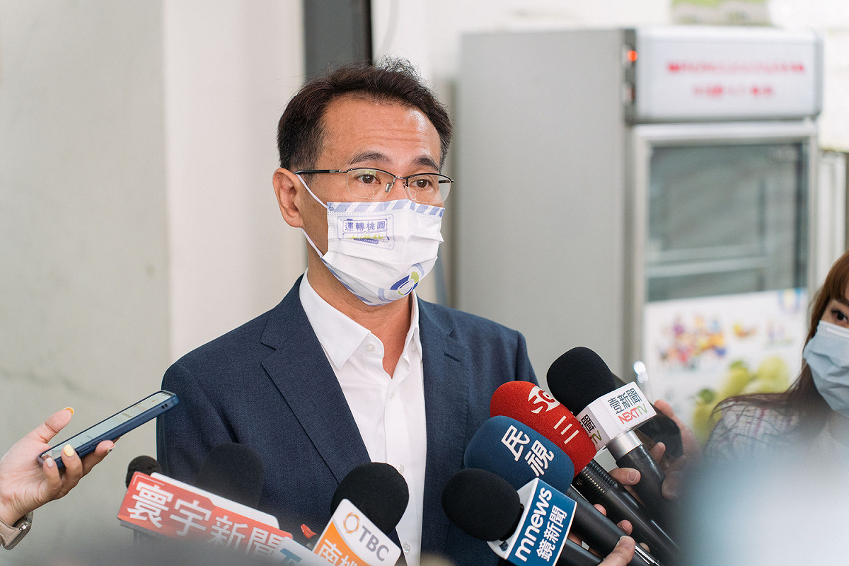 鄭運鵬表示，申請專利由專利事務所去申請是當然的事情。 圖：林昀真/攝