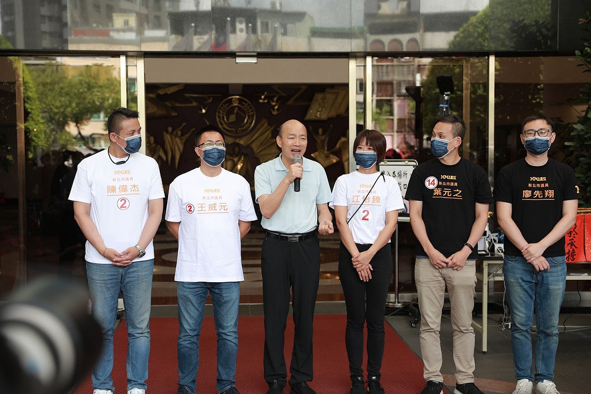 前高雄市長韓國瑜今(28)早來到新北市議會，為準備競選議員的國民黨候選人催票 圖：江怡臻辦公室提供