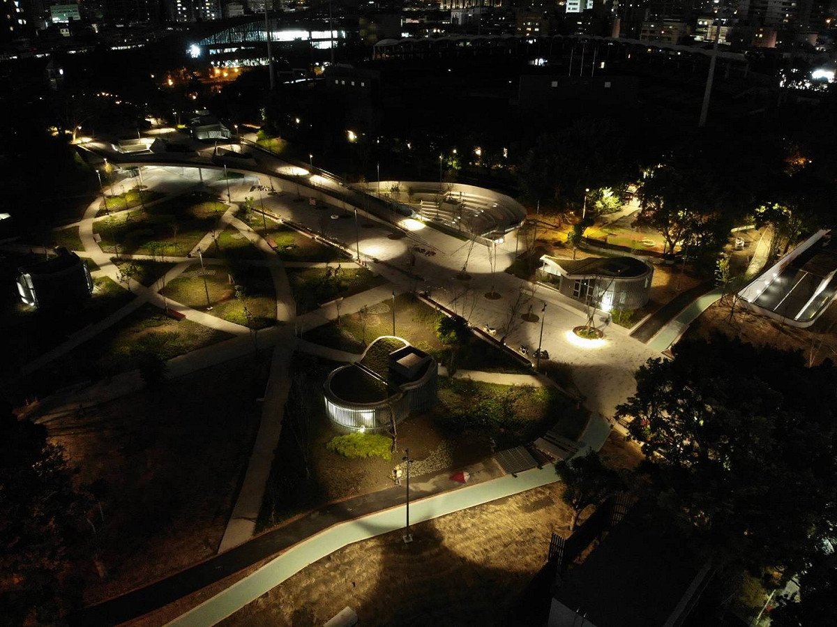 新莊運動公園地下停車場夜景。 圖：新北市交通局提供