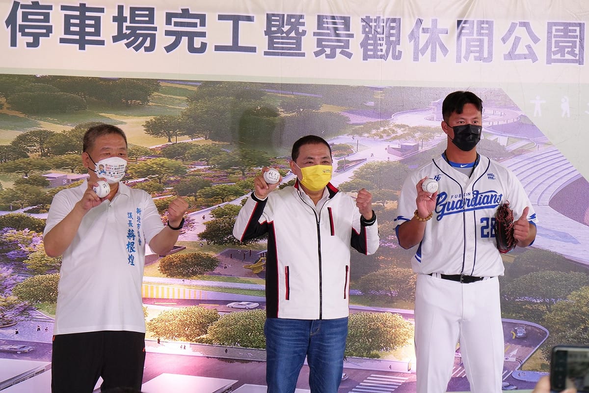 侯友宜(中）今天和議長蔣根煌（左）以開球方式，為新莊運動公園地下停車場完工暨景觀休閒公園啟用典禮揭開序幕。 圖：新北市交通局提供
