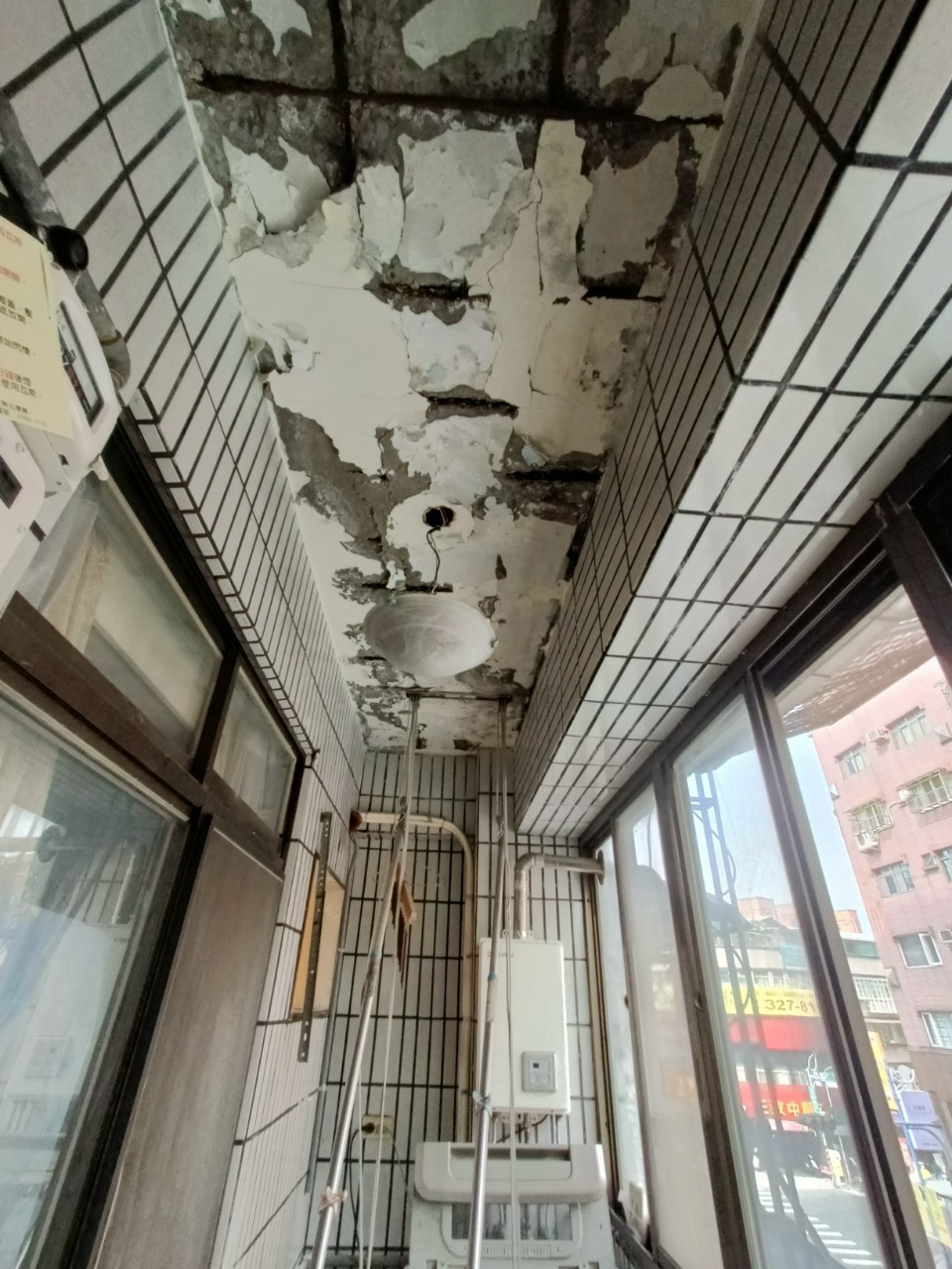新莊區名人天廈社區鋼筋裸露。 圖：新北市都更處提供