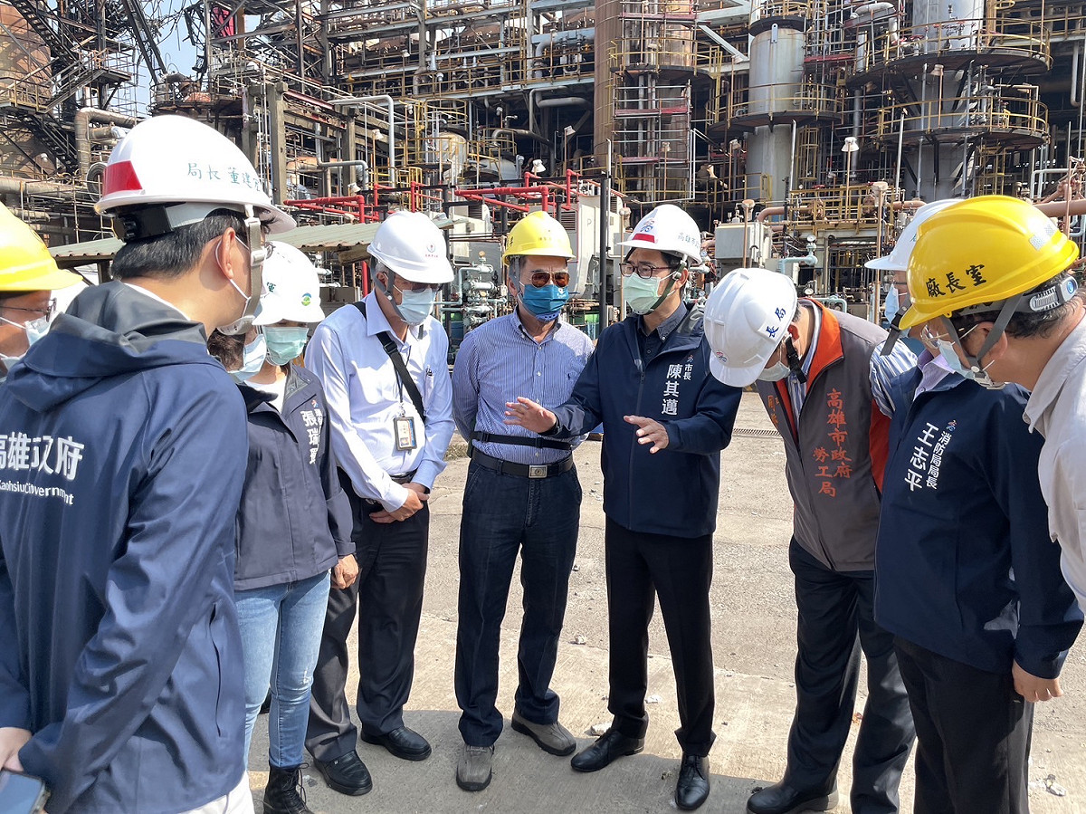 陳其邁率局處首長再赴現場視察公安檢查進度。 圖:高雄市政府提供
