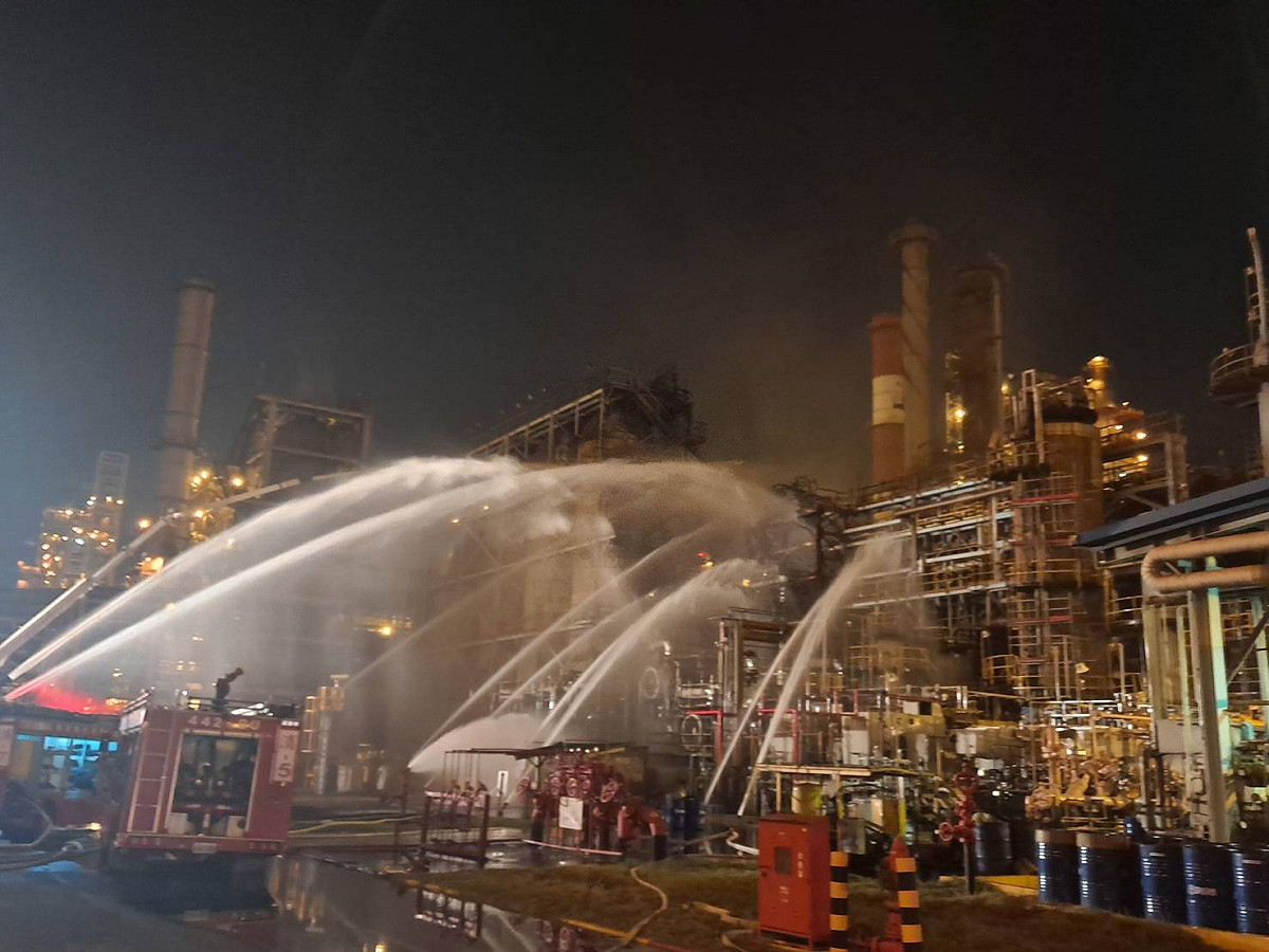高市消防人員持續對起火點射水降溫， 圖:高雄市政府提供