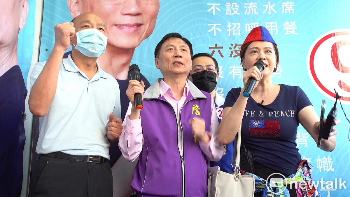 藝人熊海靈（右）身穿國旗裝上台和韓國瑜、詹江村同唱《夜襲》。 圖：林昀真／攝