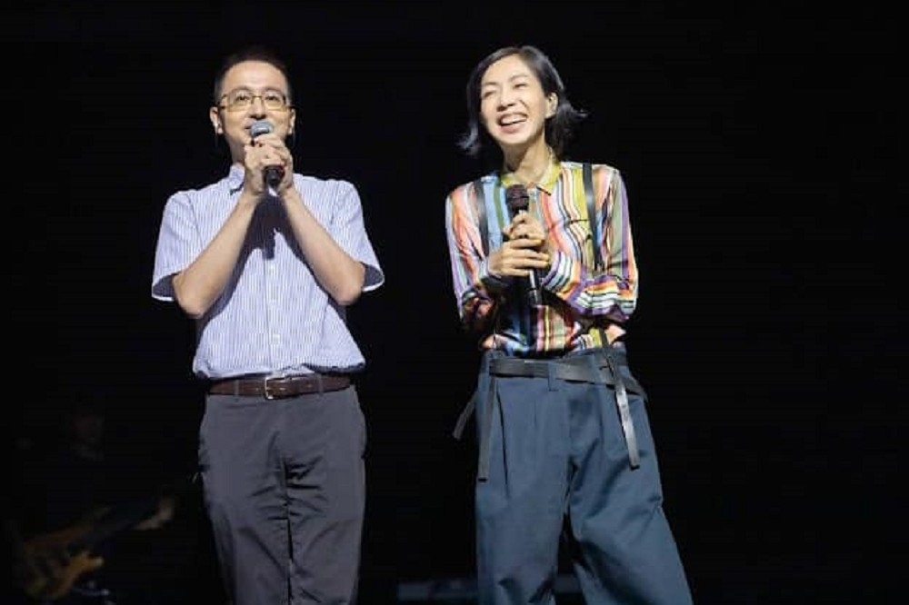 羅一鈞曾於10/15日與歌手萬芳一同登台演唱。 圖：翻攝自萬芳 One-Fang臉書