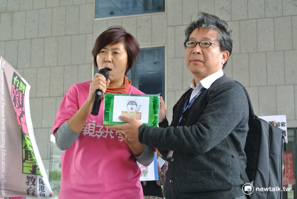 台中市環保局副局長陳宏益（右）接受要給市長林佳龍的明信片。 圖：唐復年/攝