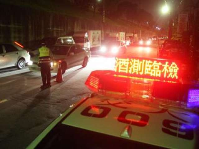 台灣花蓮地方法院法官廖晉賦就司法警察微罪處分權之議題提出相關看法，並試舉日本法制作為借鏡參考。圖為員警檢酒測臨檢。 圖：中央社