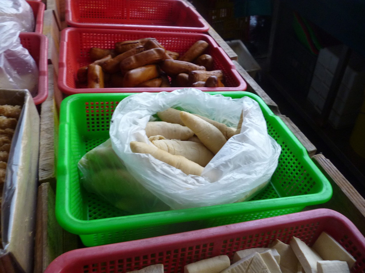 清明節將至，豆干、麵腸等食品需求大增。台中市政府抽驗市售清明節應景食品，共計104件，結果2件檢出「過氧化氫」殘留，已立即要求業者下架不得販售。 圖：台中市政府衛生局提供