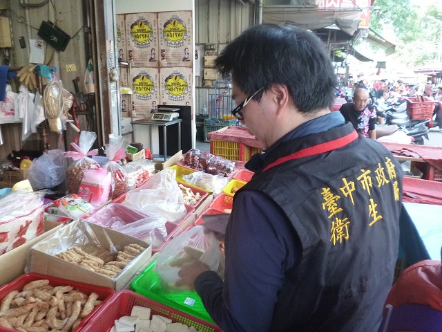 東區雅馨商行抽驗的「麵腸」，檢出「過氧化氫」，該產品是向北屯區慶興豆皮行購入，衛生局已約談業者依規辦理裁處中。 圖：台中市政府衛生局提供