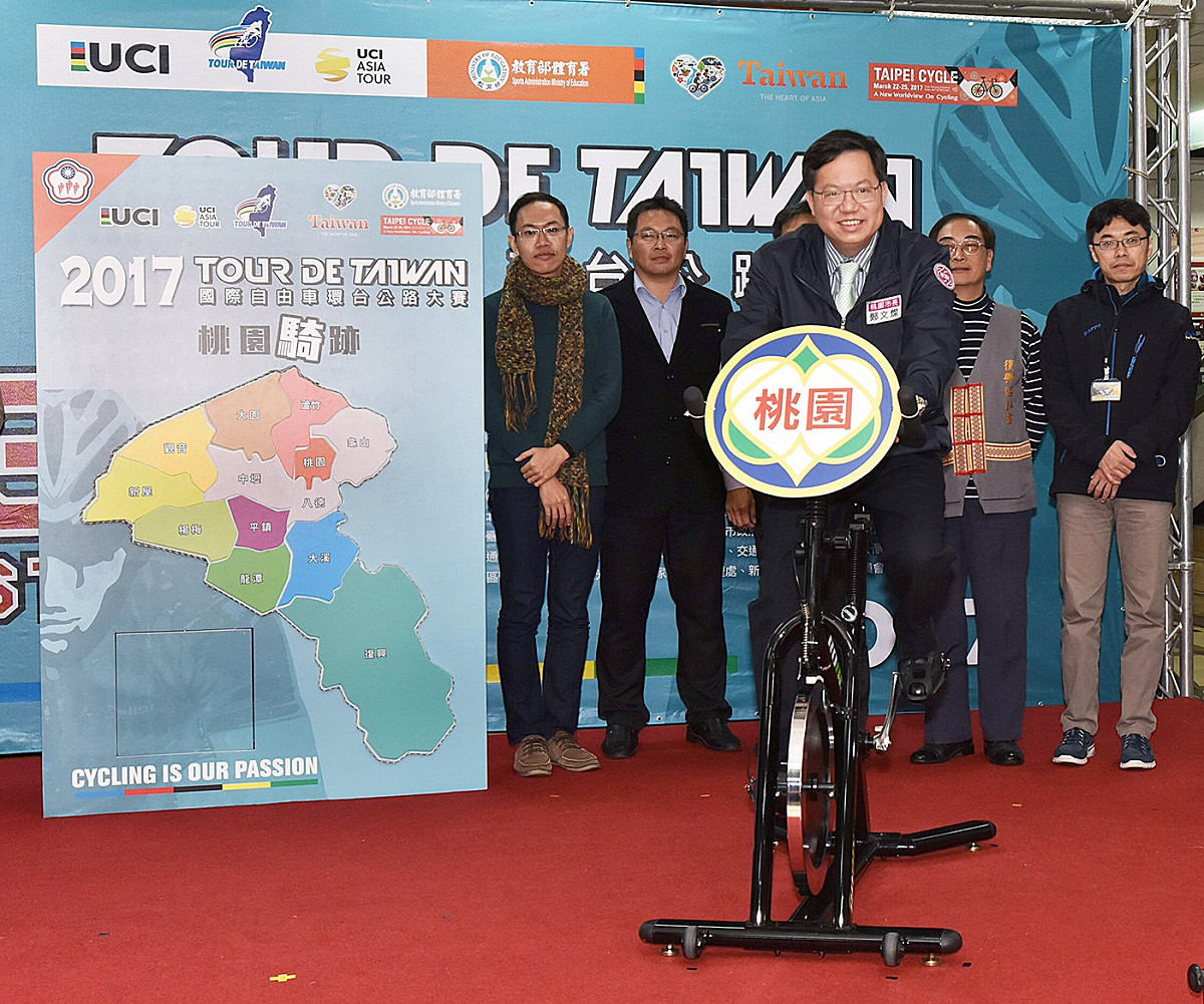 「2017國際自由車環台公路大賽」由桃園市政府與中華民國自由車協會合作舉辦。桃園市長鄭文燦今（16）日出席環台賽的賽前記者會時表示，這是桃園升格以來，第3次舉辦，有來自30個國家、22支隊伍，總計200位菁英選手參賽。 圖:翻攝自鄭文燦臉書