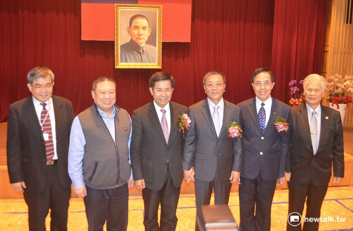 體育署長林德福（右3）正式上任，教育部長潘文忠（左3）與中華奧會主席林鴻道（左2）也到場參加交接儀式。 圖：柯昱安/攝