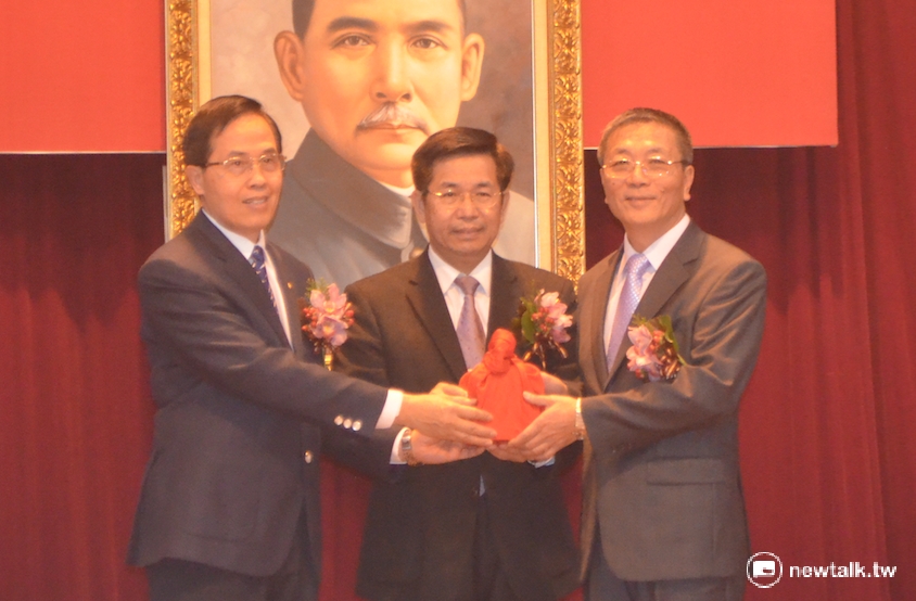 體育署長林德福（右）17日接過印信，正式上任。 圖：柯昱安/攝