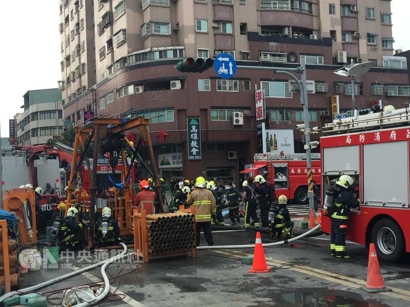 高雄市三民區澄清路與覺民路口一處下水道，17日下午3時左右進行施工時，疑因挖破瓦斯管線，造成3名工人受傷和1名工人受困，警消據報搶救中。 圖：中央社