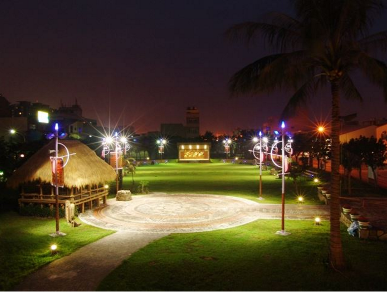 夜晚的安平扎哈木公園別有風情，「札哈木」是鄒語，意指安平，400年前，府城安平曾是原住民鄒族人活動範圍。 圖：翻攝自台南市政府觀光旅遊局網站