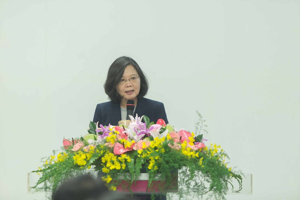 總統蔡英文17日親赴基隆，宣布將在「前瞻基礎建設計畫」中斥資80億元，興建捷運南港展覽館站至基隆的複合式輕軌系統，預計最快2022年完工通車。 圖：基隆市政府提供