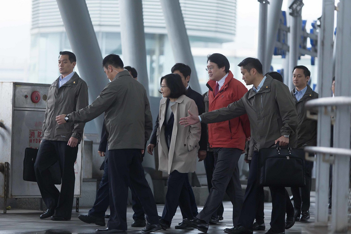 總統蔡英文17日下午視察台鐵基隆火車站。 圖：基隆市政府提供