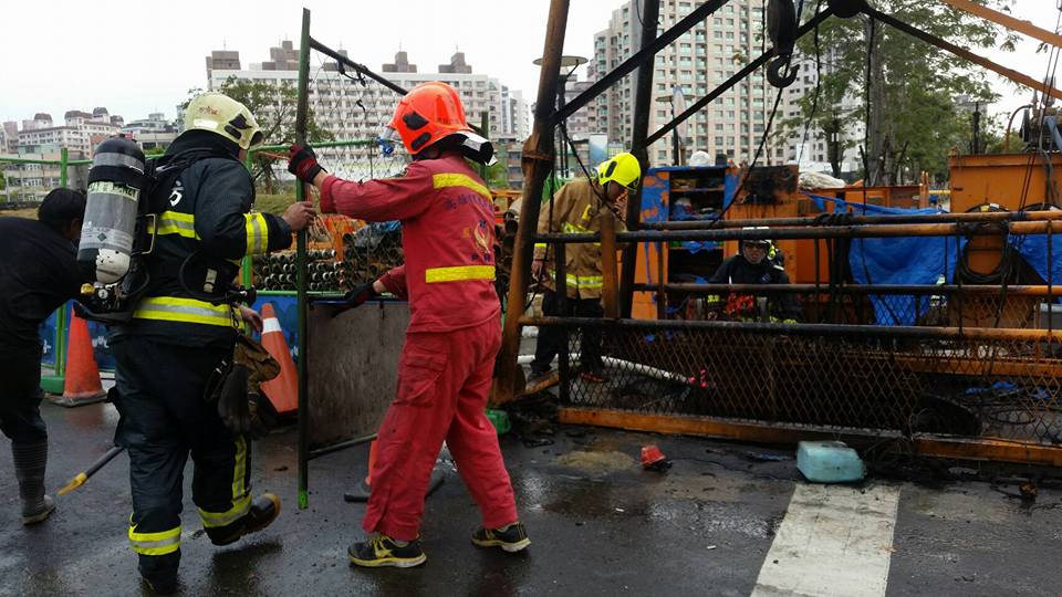 高雄市消防局接獲通報立即前往現場搶救，並通知相關單位緊急應變，除將傷者救出送醫，並於現場灑水警戒。 圖：翻攝自高雄市鳳凰救援協會臉書