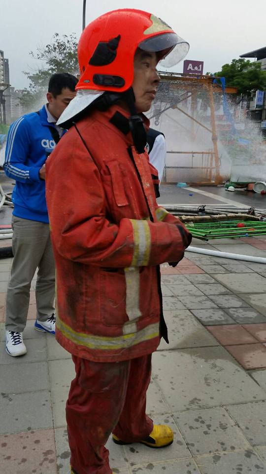 警消據報出動大批人員搶救，陸續救出意識清醒3人送醫，最後一名受困者，無生命徵象。 圖：翻攝自高雄市鳳凰救援協會臉書